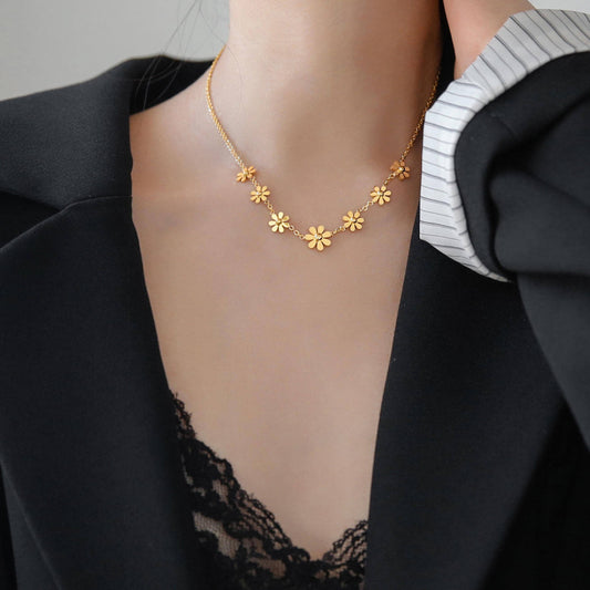 Goes With Every Outfit She Owns — Daisy Pendant Chain Necklace | Anti-Tarnish
