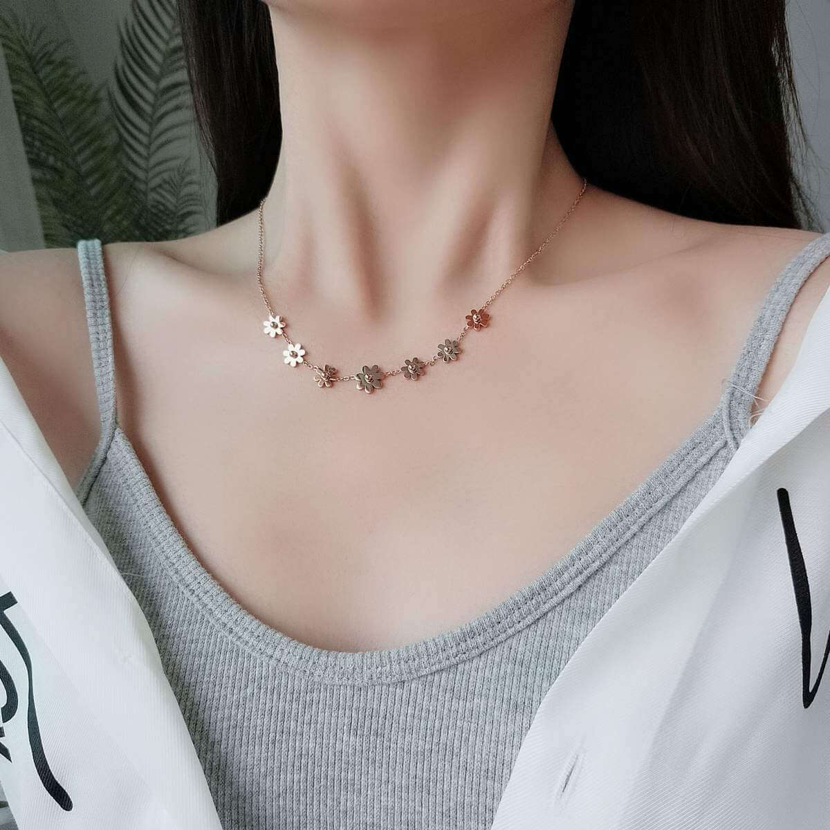 Goes With Every Outfit She Owns — Daisy Pendant Chain Necklace | Anti-Tarnish