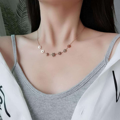 Goes With Every Outfit She Owns — Daisy Pendant Chain Necklace | Anti-Tarnish