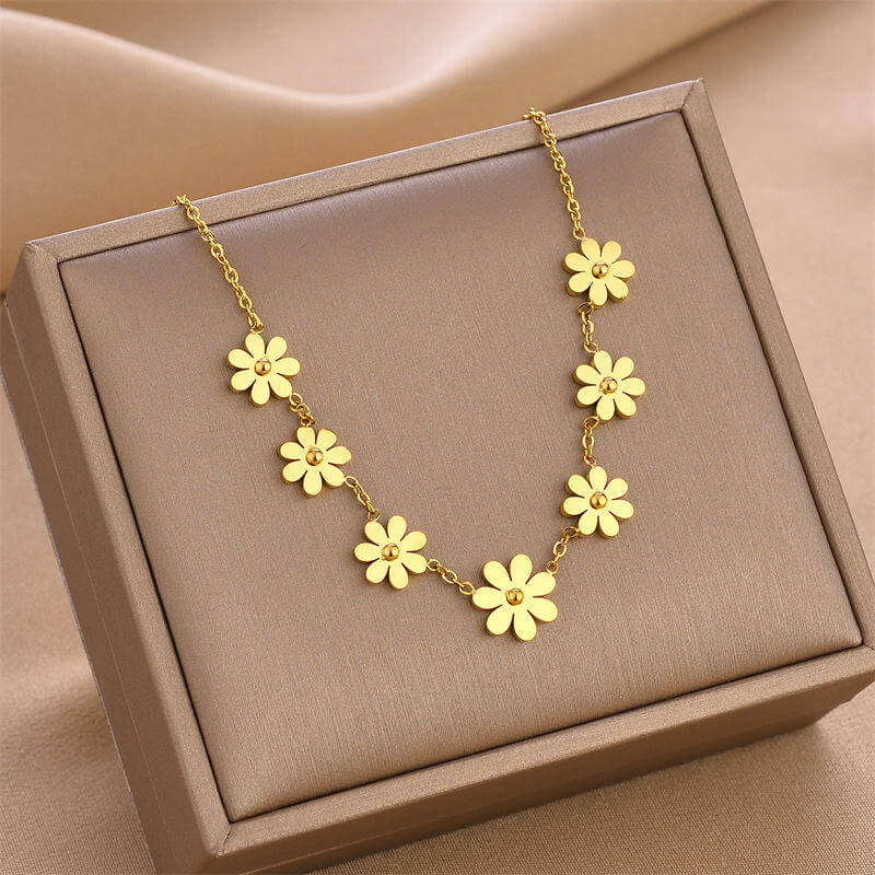 Goes With Every Outfit She Owns — Daisy Pendant Chain Necklace | Anti-Tarnish