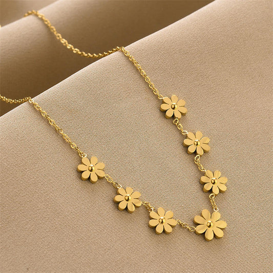 Goes With Every Outfit She Owns — Daisy Pendant Chain Necklace | Anti-Tarnish