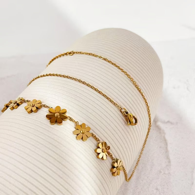 Flower Necklace for Women | Daisy Pendant Chain Necklace | Minimal Floral Jewellery Gift | - Petals & Ore