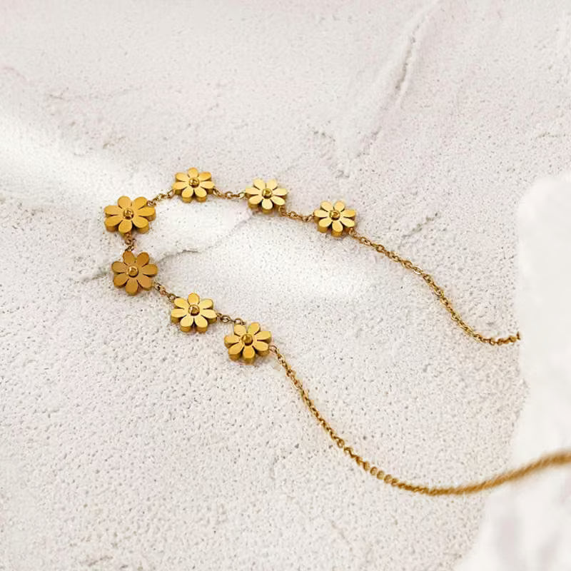 Flower Necklace for Women | Daisy Pendant Chain Necklace | Minimal Floral Jewellery Gift | - Petals & Ore