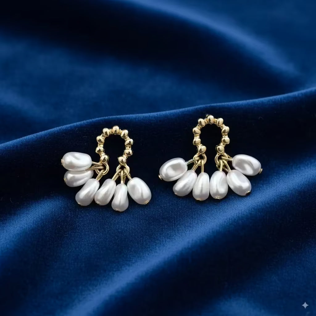 white_and_golden_earringstud_1-compressed.avif