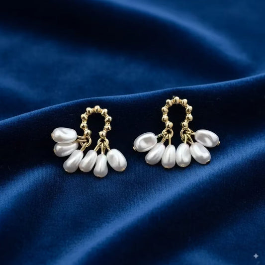 white_and_golden_earringstud_1-compressed.avif